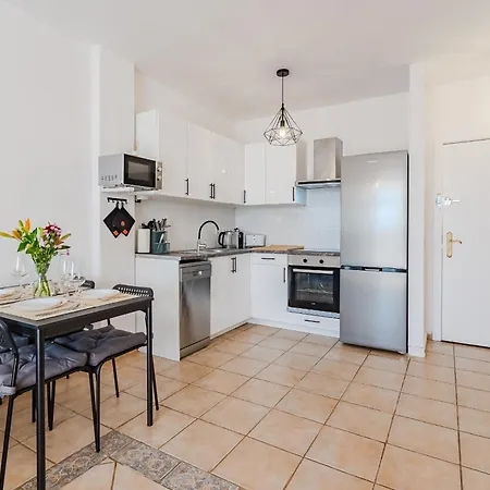 Marina Palace With Swimming Pool アパート